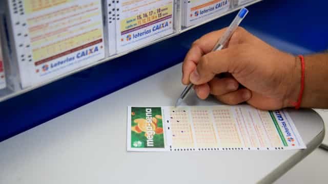 Mega-Sena acumula e paga 14 milhões no próximo concurso