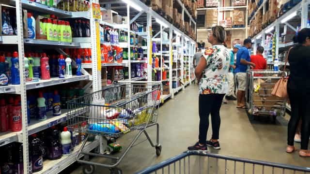 Supermercados resgatam plano de vender remédio, e farmácias reagem