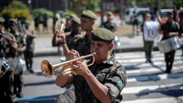 Forças Armadas mudam às pressas desfile militar no Rio por ordem de Bolsonaro