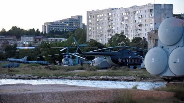 Explosões em base aérea na Crimeia deixam ao menos 1 morto