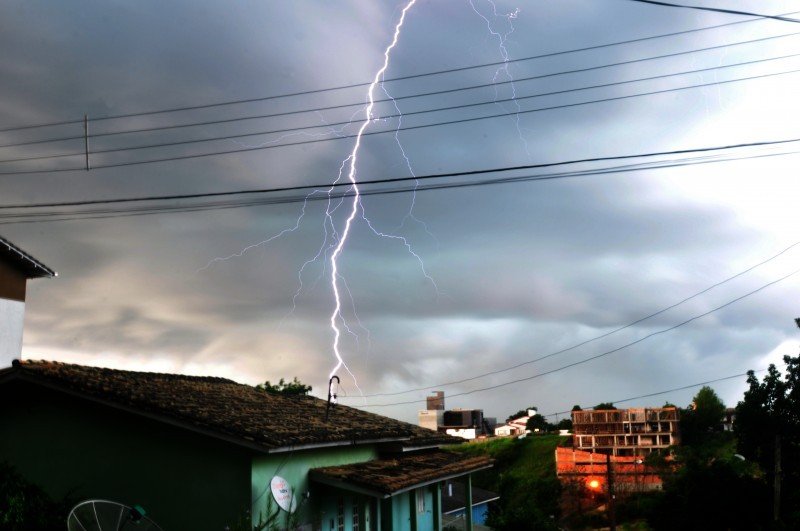 Mais de 6,7 milhões de raios atingem cidades de MT e levantam alerta