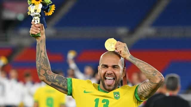 "Me imagino levantando o troféu", diz Daniel Alves, que aumenta treinos para ir à Copa