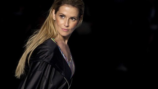 Deborah Secco faz contagem regressiva por programa no Sportv sobre a Copa