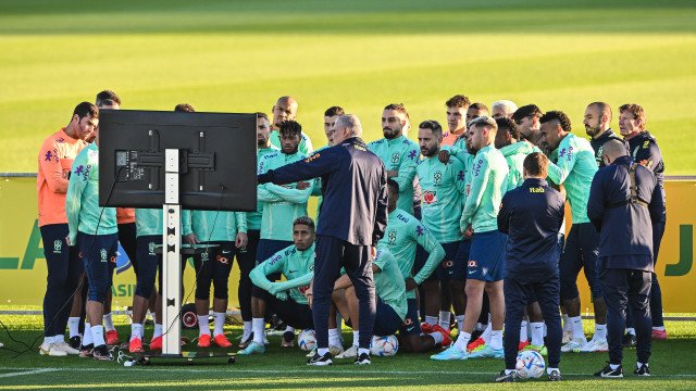 Tite usa monitor para orientar jogadores da seleção e Marquinhos faz 1º trabalho