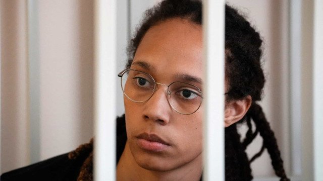 Brittney Griner é libertada pela Rússia após troca de prisioneiro com os EUA