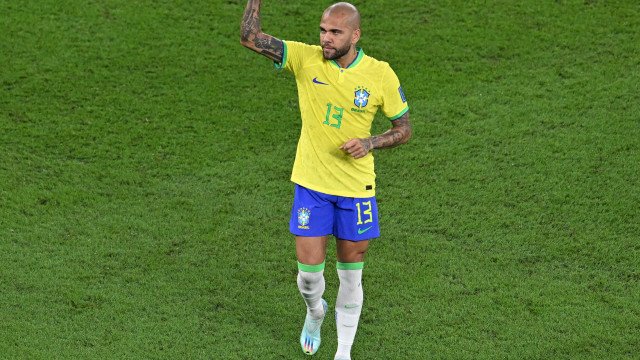 Mulher acusa Daniel Alves de assédio sexual em balada de Barcelona, afirma jornal