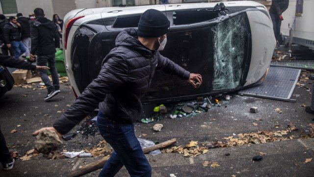 Curdos protestam no centro de Paris após ataque com possível motivação racista