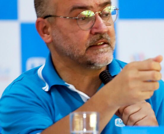 Crianças cuidando de crianças