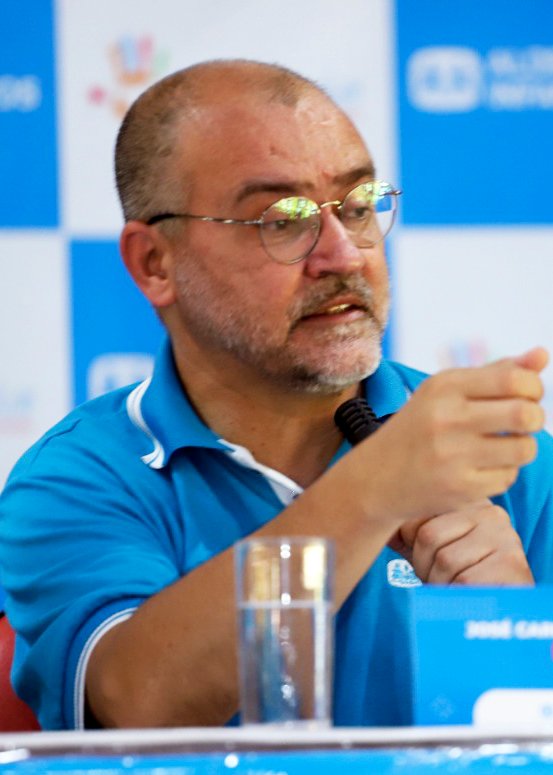 Crianças cuidando de crianças