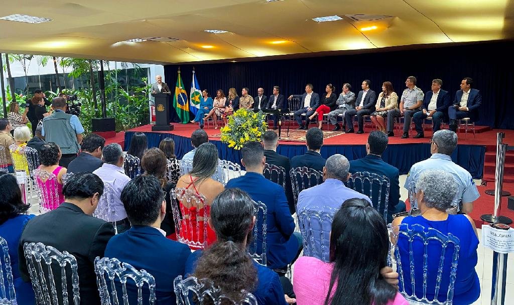 Governador empossa 670 diretores e anuncia criação do Prêmio Estudante Nota 10