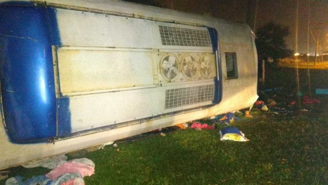 Ônibus com turistas tomba em encosta e deixa 7 mortos na BR-277 no Paraná