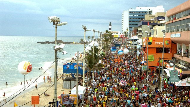 Carnaval em Salvador retoma festa e pega embalo em Ivete e Luiz Caldas