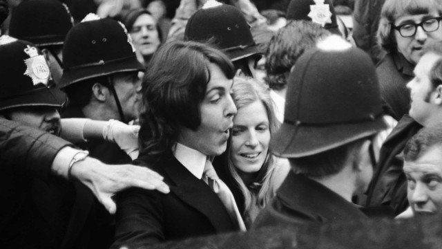 Imagens raras de famosos no meio da multidão