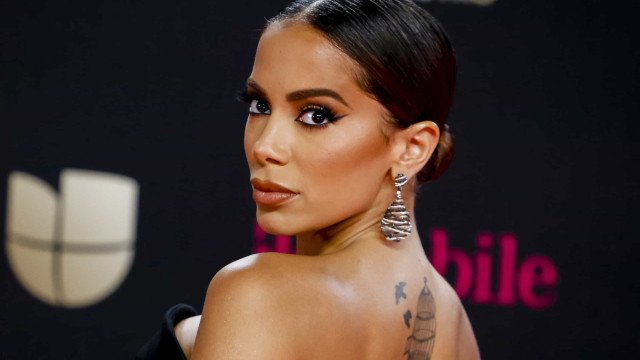 Anitta se envolve em nova polêmica ao simular sexo oral em público