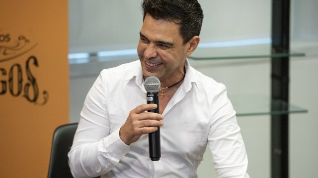 Zezé Di Camargo elogia blogueiro bolsonarista Allan dos Santos durante show