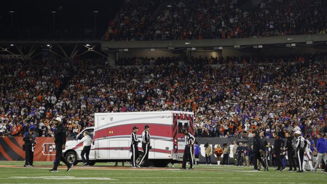 Jogador da NFL precisa ser reanimado em campo e é levado para o hospital em estado crítico