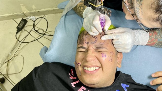 Homem tatua o nome de Messi na testa e se arrepende