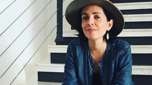 Ex-repórter da TV Globo sofre homofobia e perde seguidores após beijar esposa