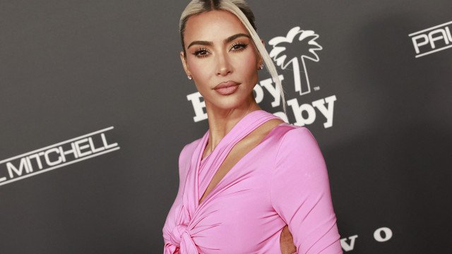 Kim Kardashian compartilha raro vídeo sem maquiagem