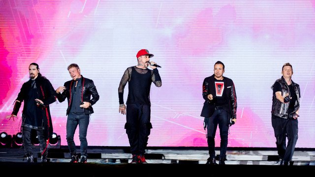 Backstreet Boys atiram cuecas para trintonas em show nostálgico em SP