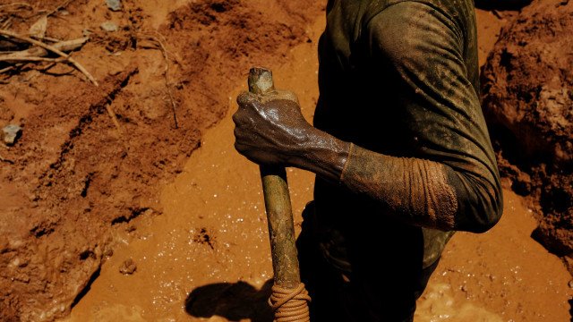 Vídeos mostram a fuga de grupos de garimpeiros de terra indígena Yanomami