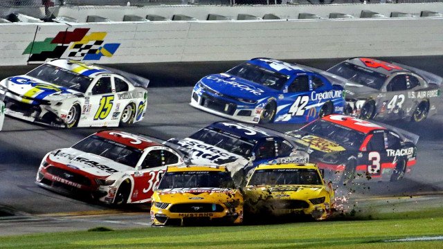 Piloto de 17 anos da Nascar morre no México; associação lamenta