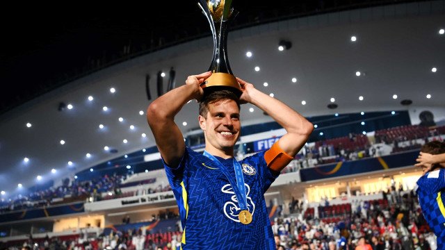 Azpilicueta tem alta no hospital após levar chute na cabeça em jogo do Chelsea