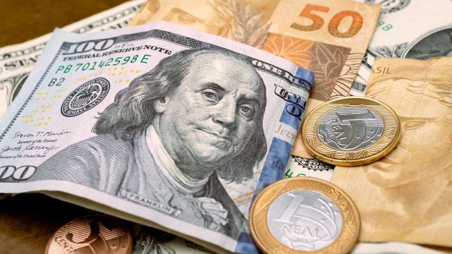 Dólar acumula forte alta frente ao real na semana com riscos sobre BC