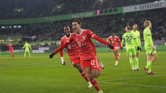 Bayern faz 3 gols em vinte minutos, bate Wolfsburg, e reassume a ponta do Alemão