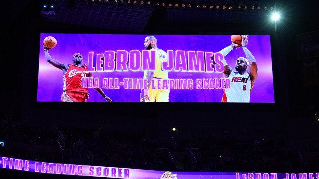 LeBron recebe homenagem, mas desfalca Lakers em derrota para os Bucks na NBA