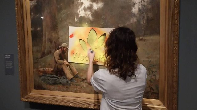 Ativista que pichou pintura na Austrália é condenada a pagar mais de R$ 27 mil
