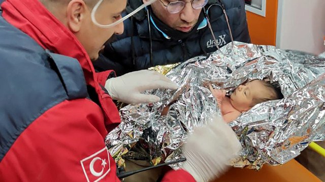 Recém-nascida salva na Turquia tem alta; pai e irmão são encontrados