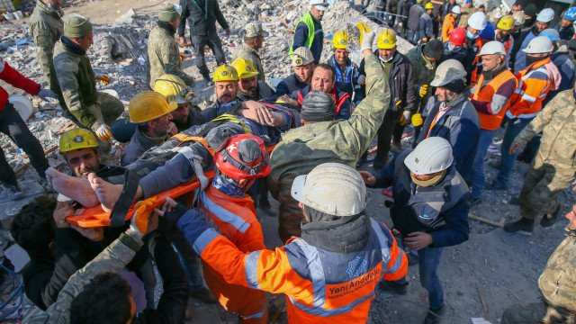 Família na Turquia é resgatada com vida 5 dias após terremoto, mortos passam de 24 mil