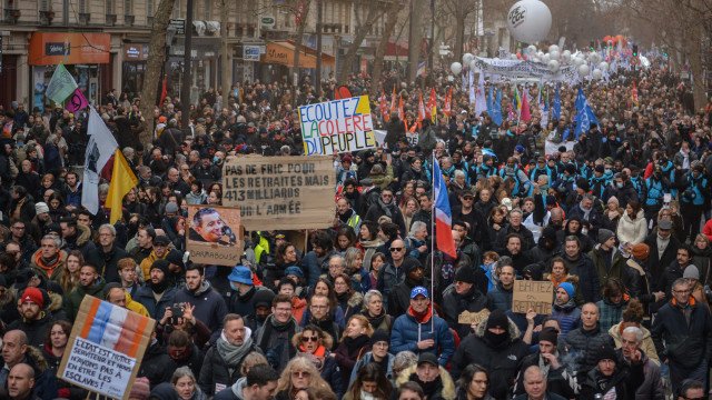 Protesto na França leva milhares às ruas contra reforma da Previdência