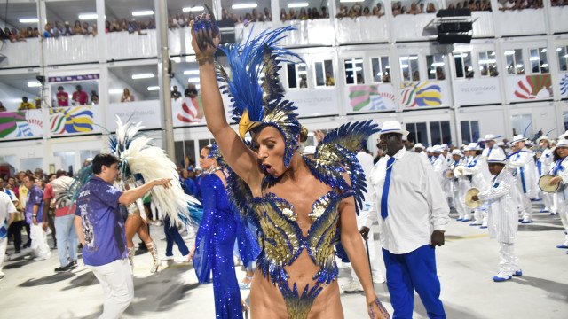 ‘Sempre tive a perna cabeluda. Gente chata’, diz Galisteu antes de entrar na avenida