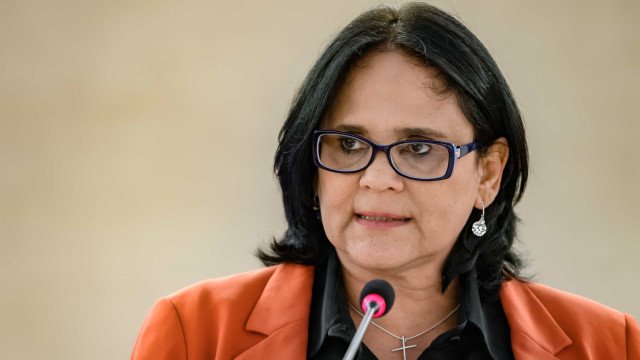 Damares diz tratar paralisia facial causada por herpes zoster