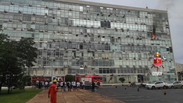Incêndio atinge prédio do Ministério da Defesa; não houve vítimas