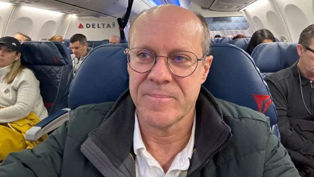 Bilionário americano diz que ofereceu US$ 100 mil para passageira não usar máscara em voo