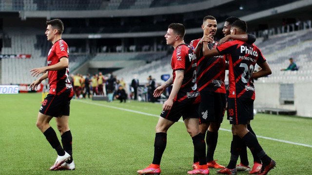 Com várias baixas, Athletico-PR recebe o Goiás em estreia na Arena da Baixada