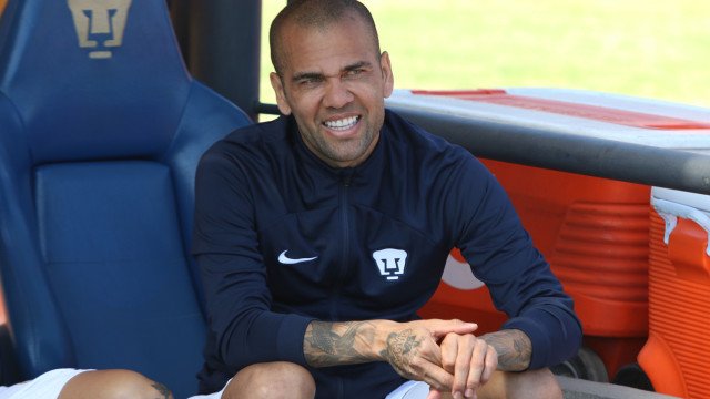 Daniel Alves só recebe visita na prisão de amigo que estava em casa noturna em Barcelona