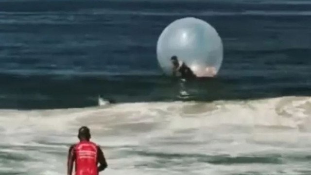 Guardas apreendem bolhas infláveis após resgate de casal no mar de Copacabana
