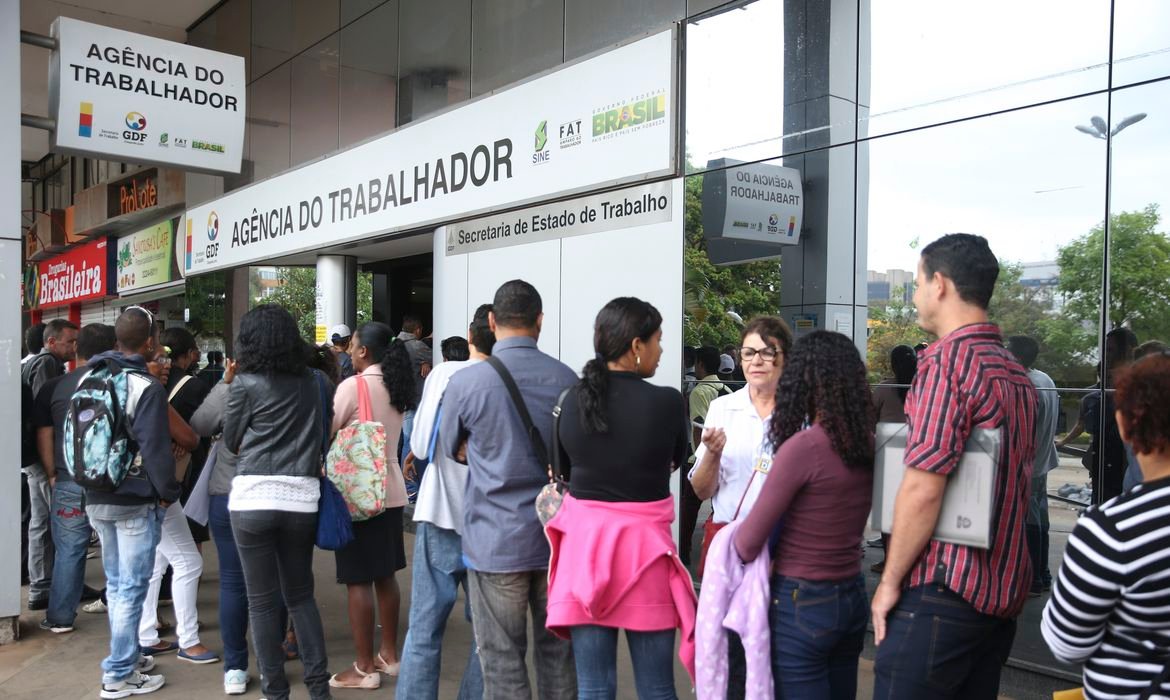 Taxa de desocupação no Brasil fica em 8,8% no primeiro trimestre de 2023
