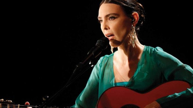 Adriana Calcanhotto faz show em homenagem a Gal Costa em SP