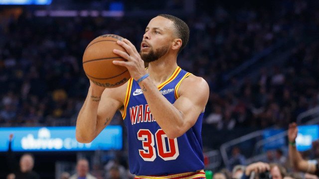Com 50 pontos históricos de Curry, Warriors vencem Kings e avançam à semifinal na NBA