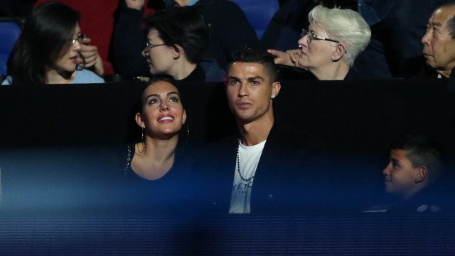 Crise no namoro? Nada disso! Ronaldo e Georgina aparecem aos beijos