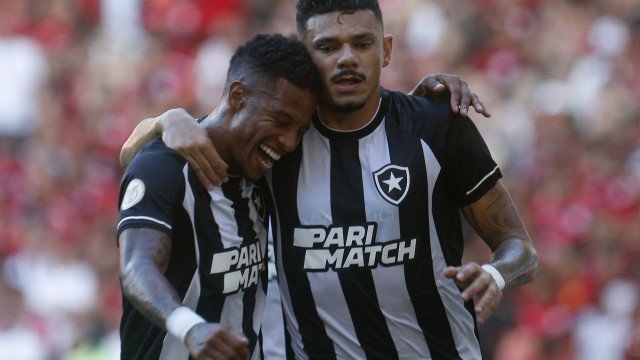 Botafogo supera expulsões, vence Fla em jogo elétrico e lidera Brasileiro