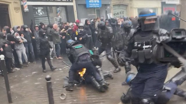 Manifestantes lançam cocktail molotov e deixam policiais em chamas