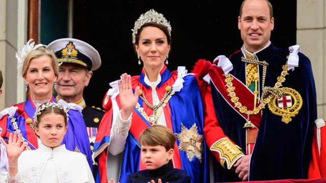 Kate Middleton usa brincos de Diana e combina tiara com Charlotte