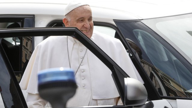 Papa Francisco volta a hospital para exames médicos dois meses após ser internado