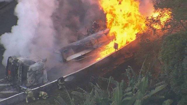 Caminhão de combustível tomba e pega fogo na Serra de Petrópolis; motorista morre